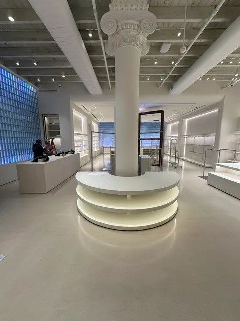 Retail column and cash wrap