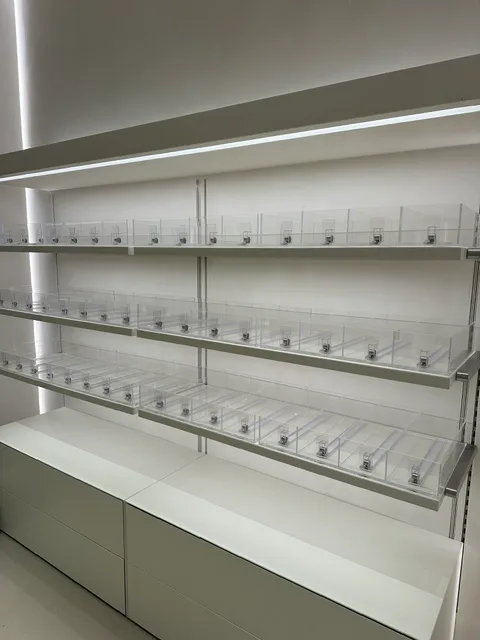 Retail shelving wall